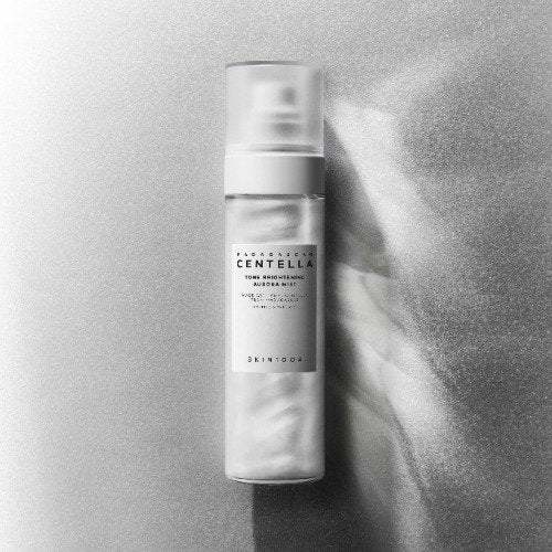 Refreshing SKIN1004 Aurora Mist featuring Madagascar Centella and MadeWhite™ to soothe, brighten uneven skin tone, and strengthen the moisture barrier, available at Atelier De Glow UK.