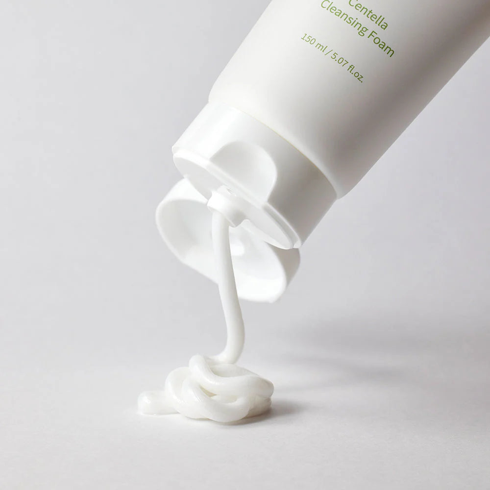 Dense, creamy lather of mixsoon Centella Cleansing Foam – Gentle Korean pH-balanced cleanser for "Glass Skin" clarity at Atelier De Glow UK.