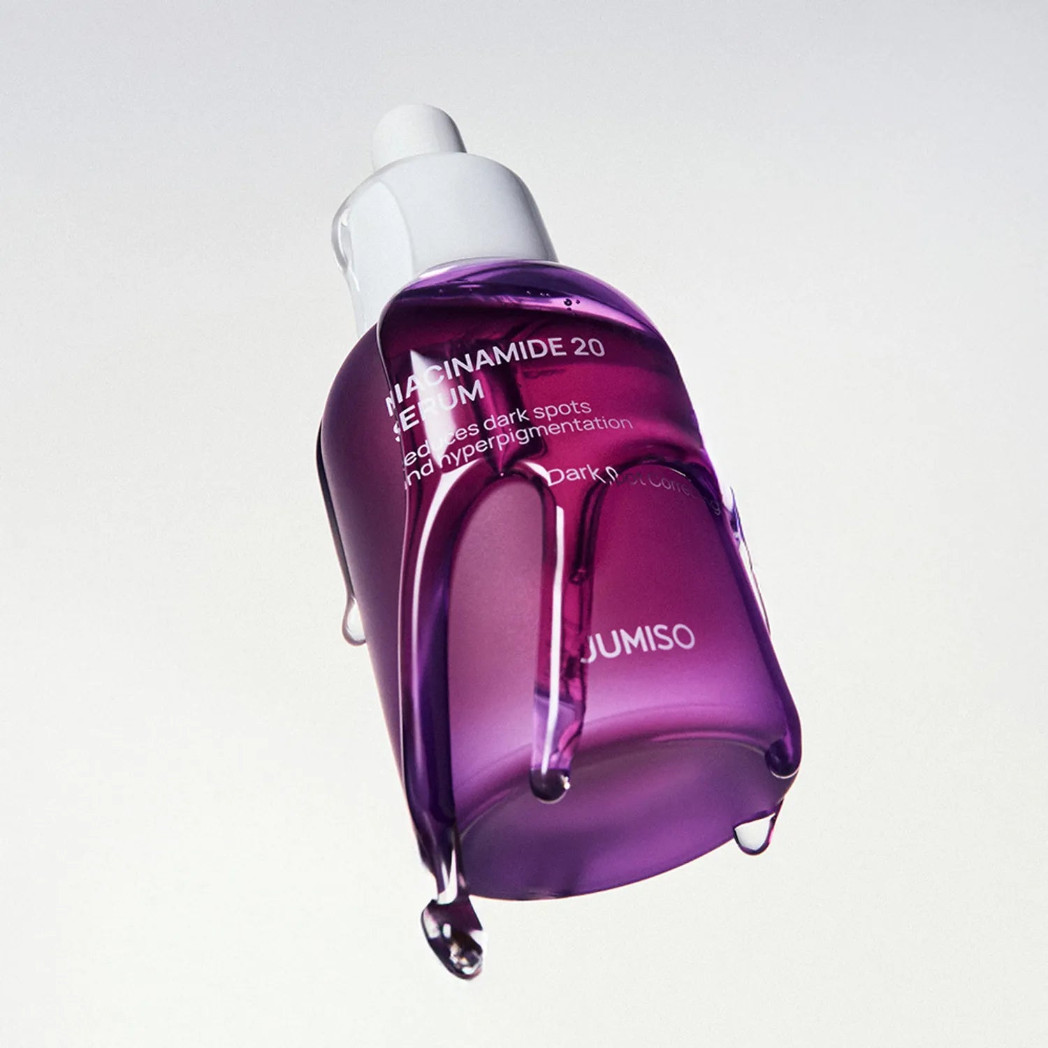Crystal-clear, watery fluid texture of Jumiso Niacinamide 20 Serum – Fast-absorbing, zero-residue, weightless pore corrector at Atelier De Glow UK.