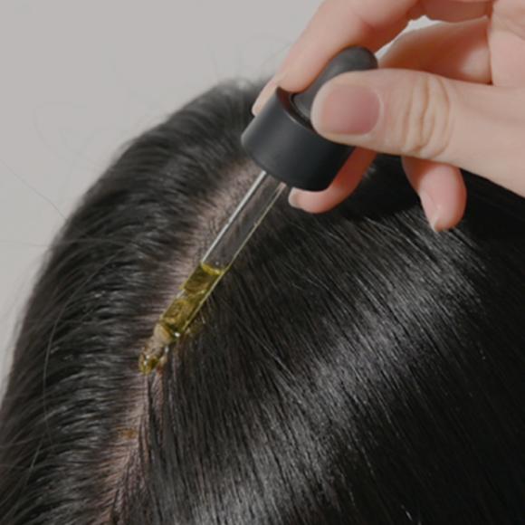 Lightweight, fast-absorbing, and non-greasy essence texture of mixsoon Scalp &amp; Hair Essence that can be used directly or mixed with shampoo for revitalized scalp health at Atelier De Glow UK.