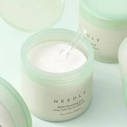 Soothing Needly Mild Cleansing Pad for sensitive skin, designed to remove impurities while protecting the moisture barrier, exclusively at Atelier De Glow UK.