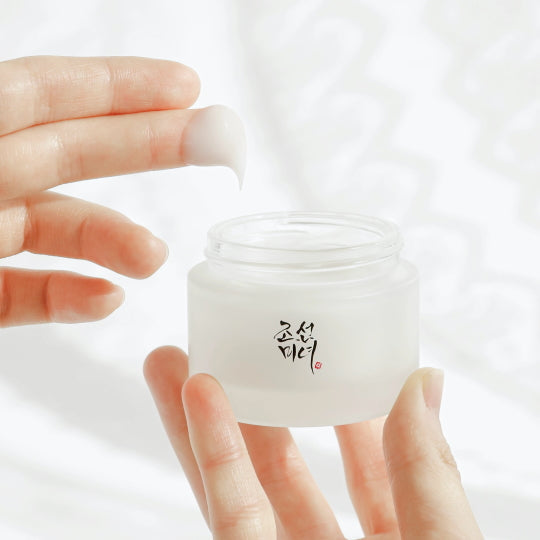 Unique bouncy, honey-like texture of Beauty of Joseon Dynasty Cream – High-shine, moisturizing finish for a radiant complexion at Atelier De Glow UK.
