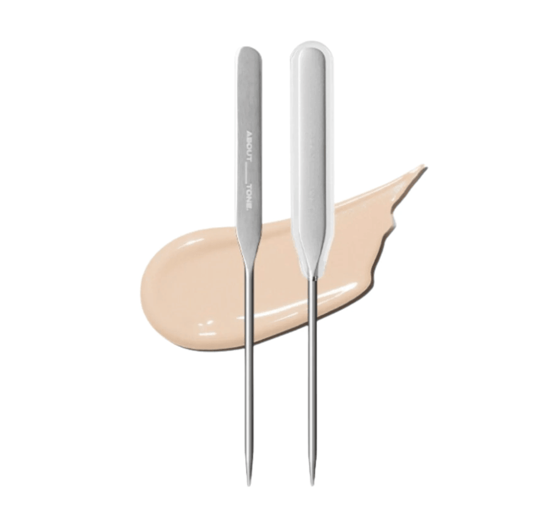 ABOUT_TONE Makeup Spatula: A sleek stainless steel makeup spatula, perfect for scooping and blending cosmetics, showcased against a neutral background.