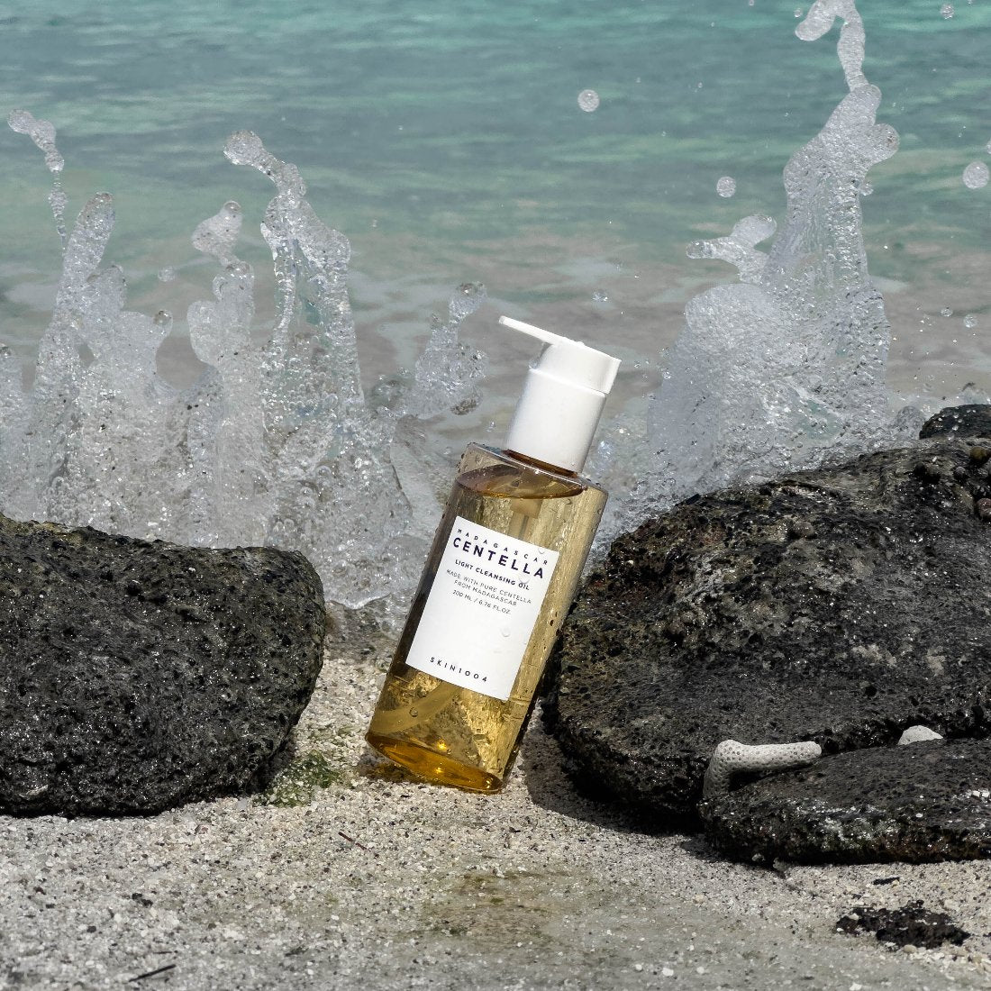 Ultra-light liquid SKIN 1004 Madagascar Centella Cleansing Oil texture – Fast-emulsifying Korean makeup remover for oily and sensitive skin at Atelier De Glow UK.